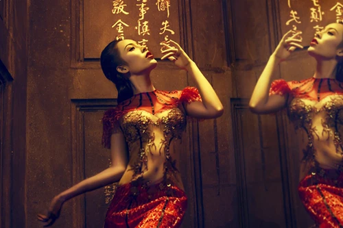 Người mẫu Trương Hằng khoe vóc dáng đồng hồ cát trong trang phục dạ hội