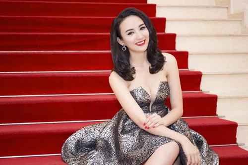 Hoa hậu Ngọc Diễm diện váy sành điệu khoe vòng 1 gợi cảm