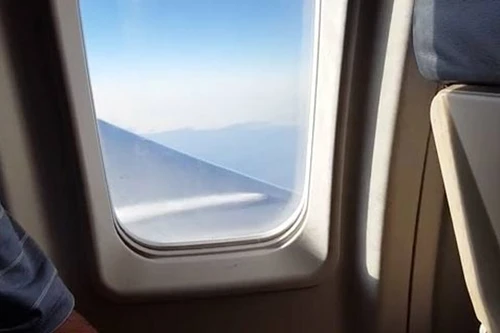 Máy bay rò rỉ nhiên liệu giữa không trung