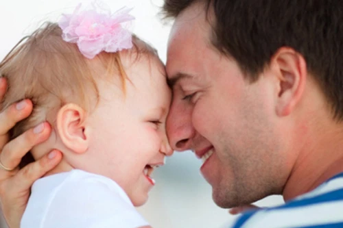 Nam giới giảm testosterone khi thấy con khóc