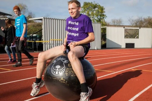 Cưỡi bóng hơi đi 16km