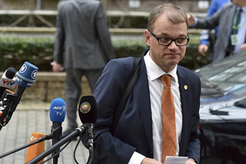 Máy bay hết chỗ, Thủ tướng Phần Lan phải ngồi trong toilet