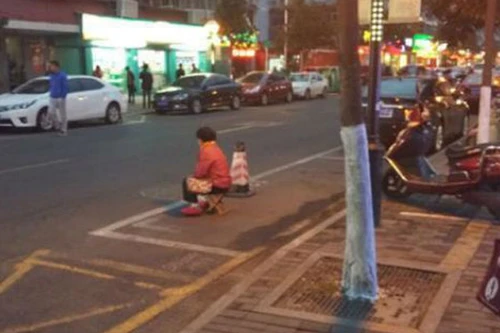 Bắt cha mẹ già ngồi giữ chỗ đỗ xe ô tô