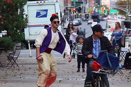 Aladdin bay lượn trên đường phố New York