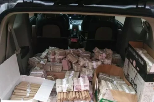 Lái xe tải chở tiền lẻ đi mua nhà