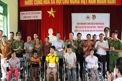 Thắp lửa tình nguyện - Vì nhân dân phục vụ