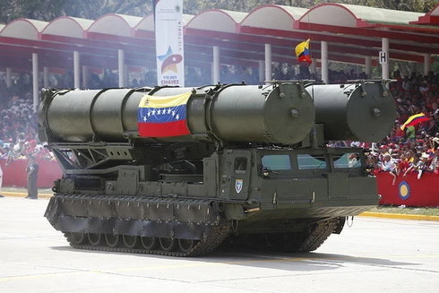 [ẢNH] Venezuela triển khai tên lửa phòng không tối tân, tuyên bố sẵn sàng bắn hạ máy bay Mỹ