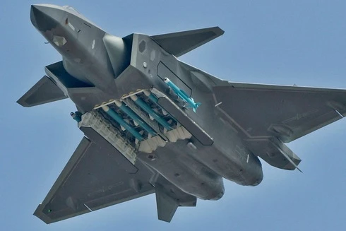 [ẢNH] J-20 Trung Quốc và F-35 Nhật Bản chuẩn bị có cuộc đối đầu lịch sử: Ai sẽ thắng?