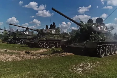 [ẢNH] Lào "lời to" khi đổi xe tăng T-34-85 lạc hậu lấy T-72B1MS Đại bàng trắng hiện đại