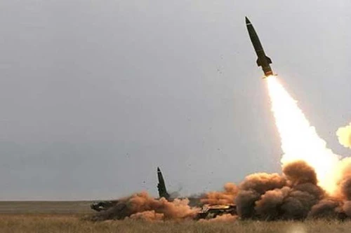 Houthi tấn công tên lửa đạn đạo vào doanh trại quân đội Saudi Arabia