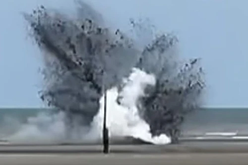 Kích nổ quả bom thời Thế chiến II trên bãi biển ở Bỉ