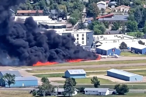 Video hai máy bay bốc cháy dữ dội sau va chạm trên đường băng ở Mỹ