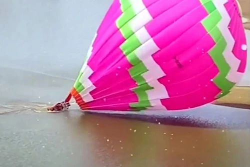 Khinh khí cầu chở đầy khách du lịch bị mất kiểm soát ở Trung Quốc