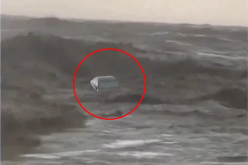 Ô tô bị cuốn trôi ra biển trong cơn bão dữ dội tại Hy Lạp