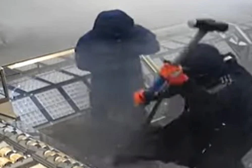 Cướp trang sức táo tợn giữa ban ngày tại Anh