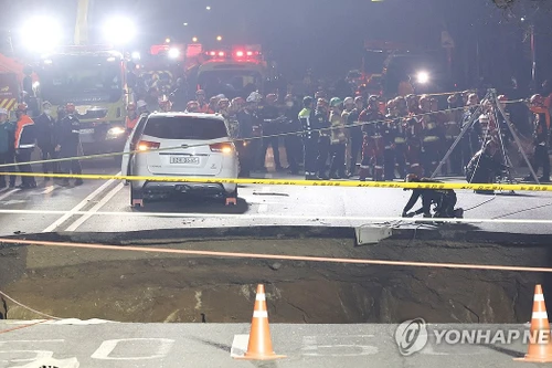 Hố tử thần ‘nuốt chửng’ người đi xe máy ở Seoul, Hàn Quốc