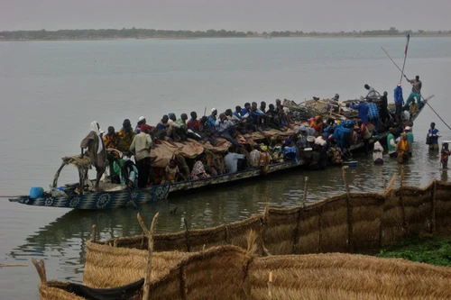 Chìm thuyền chở người đi đám cưới, 100 người thiệt mạng