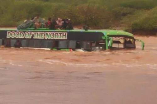 Xe buýt bị nước lũ cuốn trôi khỏi cầu, 51 hành khách thoát chết 