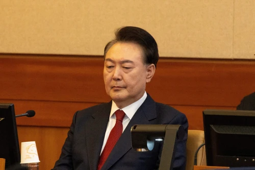 Cảnh đoàn xe chở Tổng thống Hàn Quốc Yoon Suk Yeol đến tòa án 