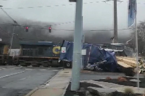 Khoảnh khắc đoàn tàu chở hàng đâm vào xe đầu kéo