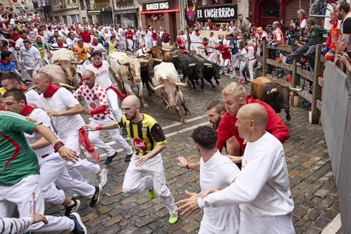 Cận cảnh lễ hội đua với bò tót nổi tiếng ở Tây Ban Nha