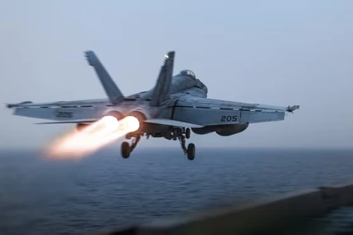 Xem chiến đấu cơ Mỹ liên tục xuất kích cả ngày lẫn đêm, tấn công Houthi 