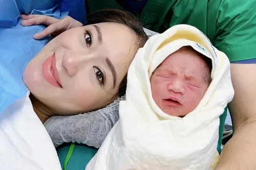 Ứng viên Thủ tướng Thái Lan sinh con sát ngày bầu cử