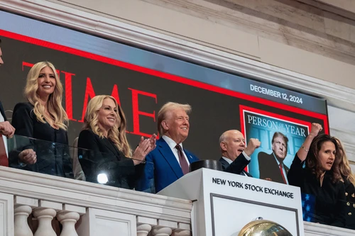 Xem ông Donald Trump rung chuông mở cửa sàn chứng khoán lớn nhất thế giới