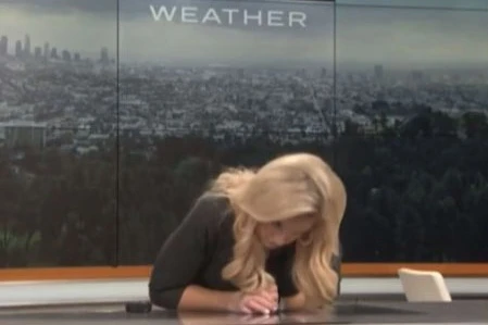 Nữ MC đột nhiên ngất xỉu trên sóng truyền hình trực tiếp