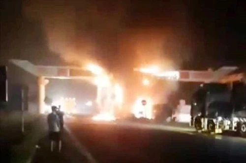 [Tin nhanh tối 18-4-2021] Đâm vào cổng chào, xe container bốc cháy ngùn ngụt