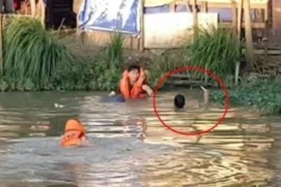 [Tin nhanh sáng 14-9-2022] Cảnh sát nhảy xuống kênh bao vây, vận động người đàn ông buông dao lên bờ