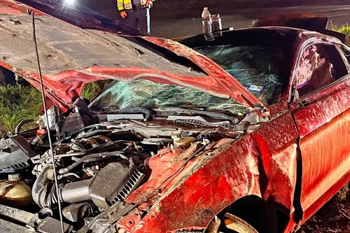 Không thắt dây an toàn, hành khách bị văng ra khỏi chiếc ô tô chạy trốn cảnh sát