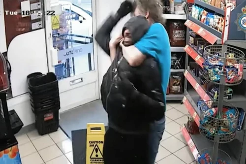 Nhân viên cửa hàng dũng cảm chống lại tên cướp có súng 