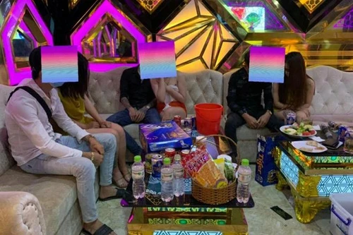 [Tin nhanh sáng 27-6-2022] Nữ tiếp viên thoát y trong phòng karaoke, nhảy múa với khách 