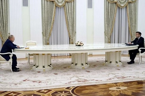 Hé lộ lý do Tổng thống Pháp - Nga ngồi cách nhau 4m ở Điện Kremlin