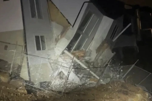 Khoảnh khắc hai ngôi nhà trên sườn đồi đổ sập trong tích tắc