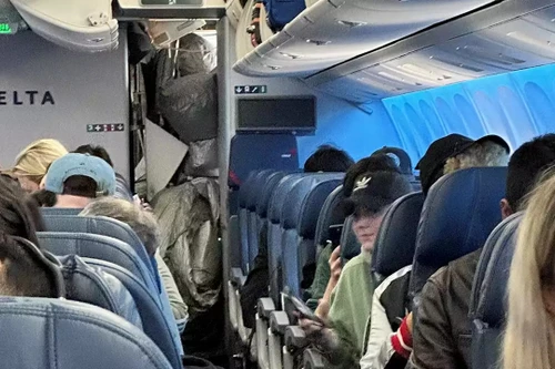 Máng trượt khẩn cấp máy bay vô tình bung ra, 1 thành viên phi hành đoàn bị thương