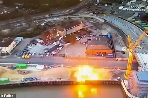 Khoảnh khắc quả bom từ Thế chiến II bất ngờ phát nổ ở Anh