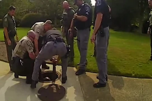 Trốn trong cống thoát nước, tên trộm vẫn bị cảnh sát phát hiện