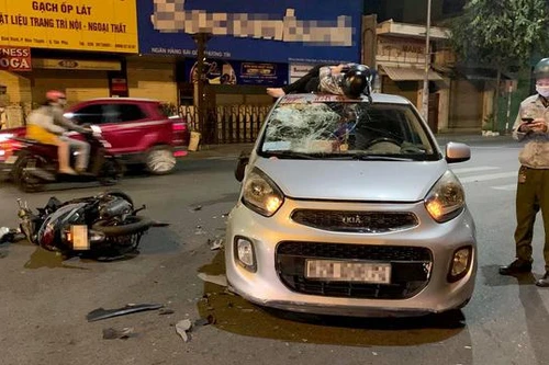 [Tin nhanh tối 20-12-2020] Chạy xe máy tốc độ cao, nam thanh niên “bay” lên nóc ô tô sau va chạm