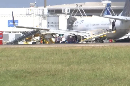 Máy bay chở khách của United Airlines gặp nhiễu động nghiêm trọng