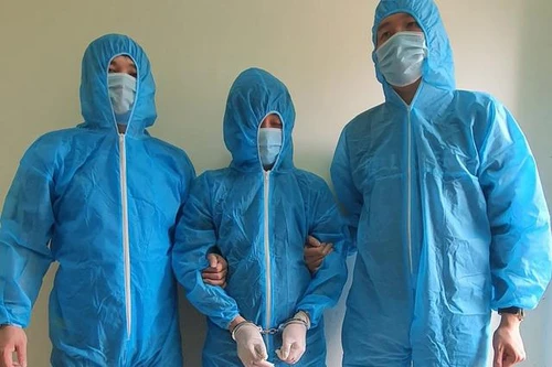 [Tin nhanh tối 28-2-2021] Hai bị can vận chuyển hàng chục nghìn tỉ đồng qua biên giới ra đầu thú