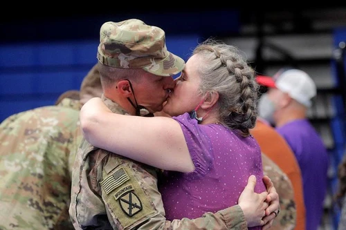 [ẢNH] Khoảnh khắc binh sĩ Mỹ gặp người thân khi trở về từ Afghanistan