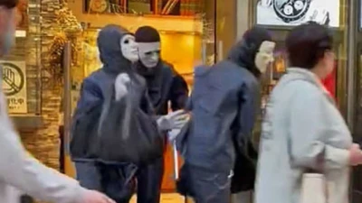 Cận cảnh vụ cướp cửa hàng đồng hồ giữa ban ngày ở Tokyo