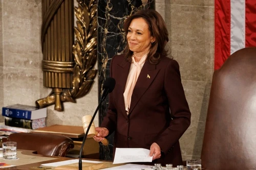 Khoảnh khắc Phó Tổng thống Mỹ Kamala Harris gõ búa xác nhận chiến thắng của ông Donald Trump
