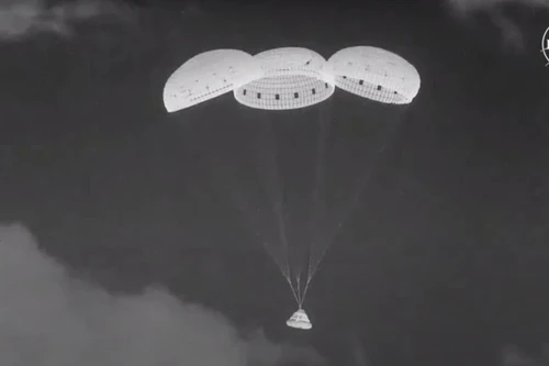 Khoảnh khắc tàu vũ trụ Starliner của Boeing hạ cánh thành công xuống New Mexico