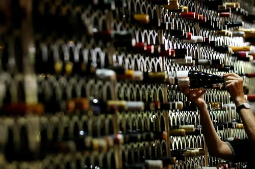 Tại sao Pháp chi hàng trăm triệu USD để tiêu hủy rượu vang dư thừa?