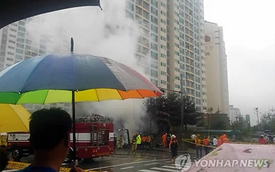 Trực thăng Hàn Quốc lao xuống trung tâm thành phố, 3 người chết