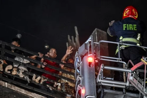 Cháy tòa nhà cao tầng ở Bangladesh, ít nhất 43 người thiệt mạng