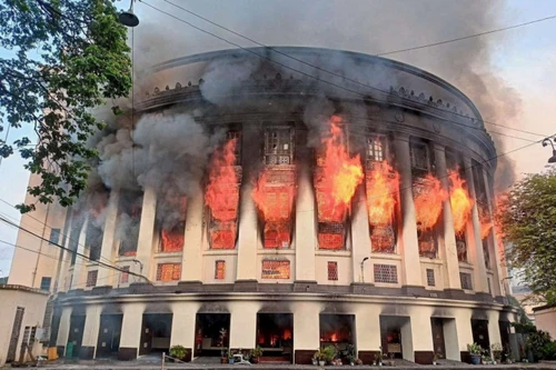 Cháy lớn tại tòa nhà Bưu điện Trung tâm Manila ở Philippines